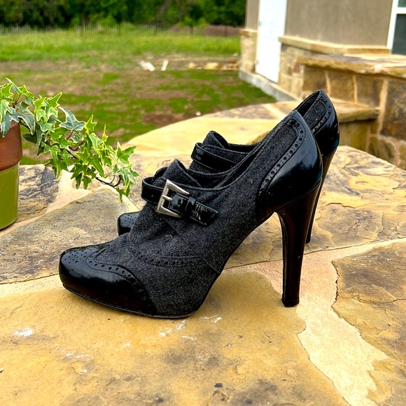 UEC Stuart Weitzman size 6 1/2 black black heels - Picture 3 of 9